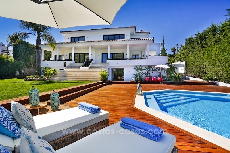Nieuwe hedendaagse luxe eerstelijn golf villa te koop in Nueva Andalucia, Marbella