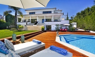 Nieuwe hedendaagse luxe eerstelijn golf villa te koop in Nueva Andalucia, Marbella 0