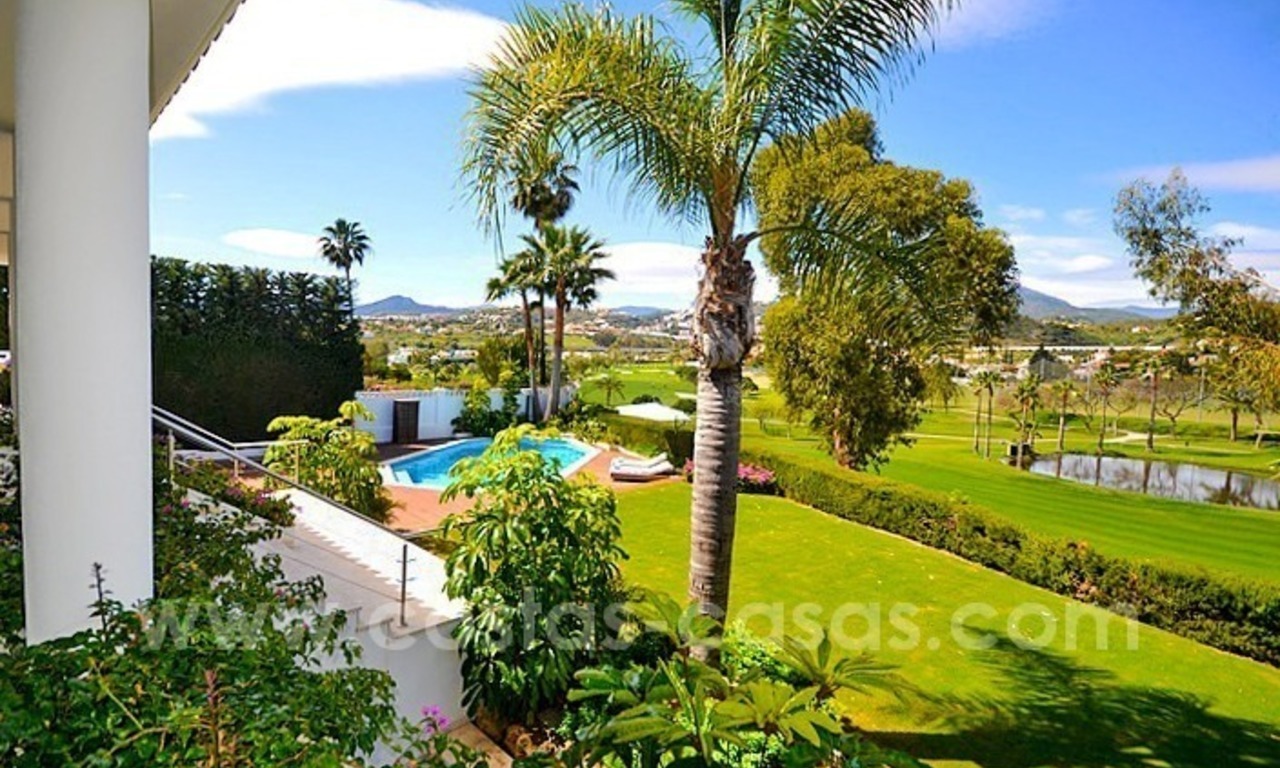 Nieuwe hedendaagse luxe eerstelijn golf villa te koop in Nueva Andalucia, Marbella 3
