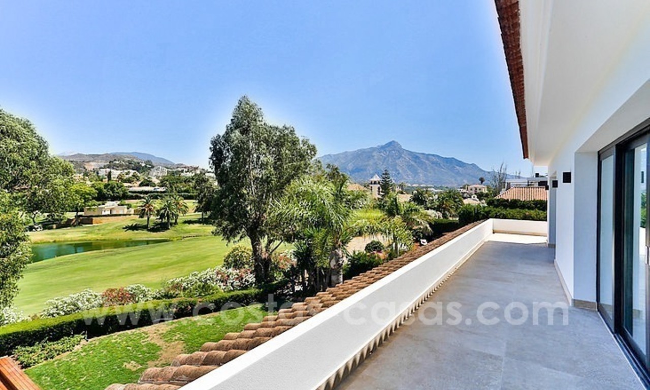 Nieuwe hedendaagse luxe eerstelijn golf villa te koop in Nueva Andalucia, Marbella 5