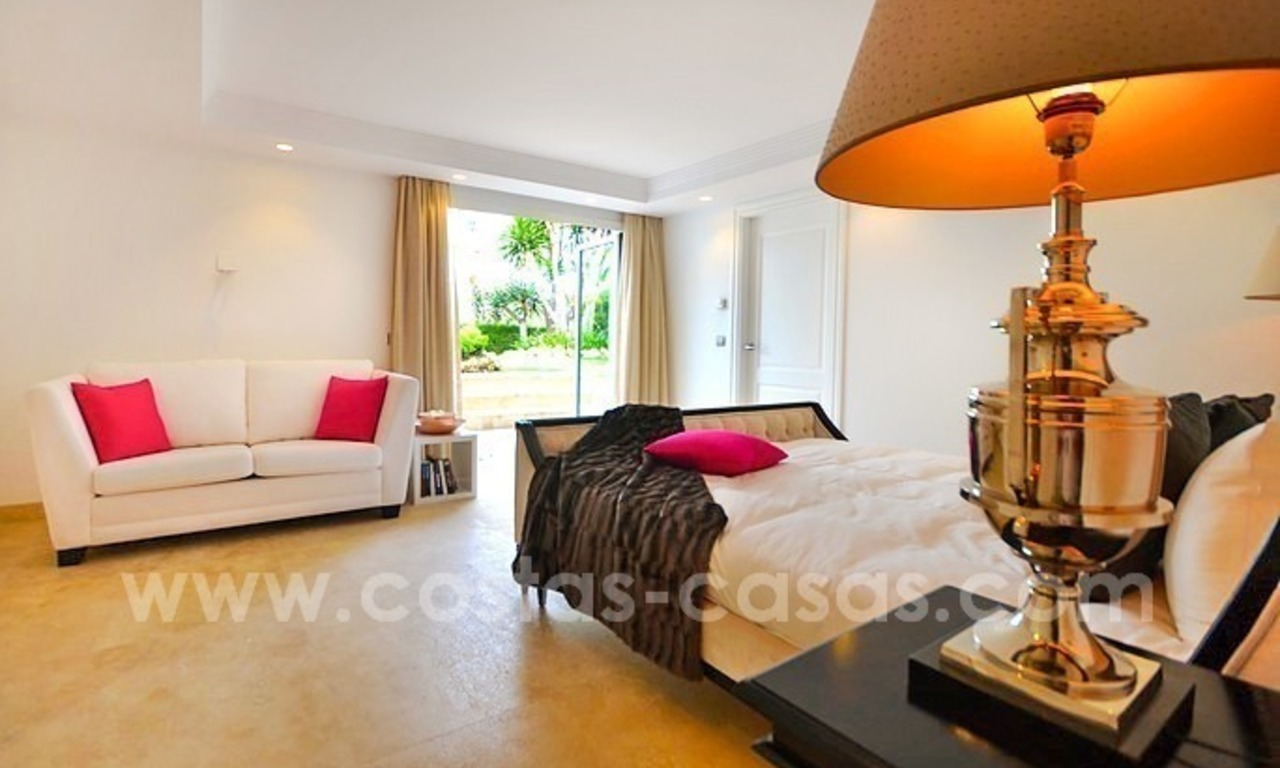 Nieuwe hedendaagse luxe eerstelijn golf villa te koop in Nueva Andalucia, Marbella 16