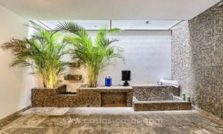 Nieuwe hedendaagse luxe eerstelijn golf villa te koop in Nueva Andalucia, Marbella 21