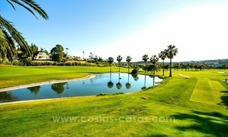Nieuwe hedendaagse luxe eerstelijn golf villa te koop in Nueva Andalucia, Marbella 30