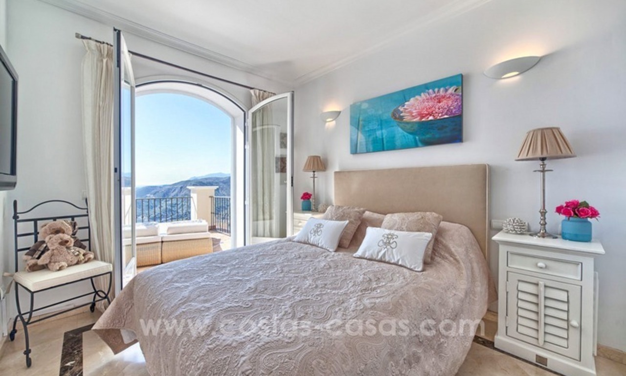 Luxe villa te koop met adembenemend zeezicht, boven de Golden Mile te Marbella 22
