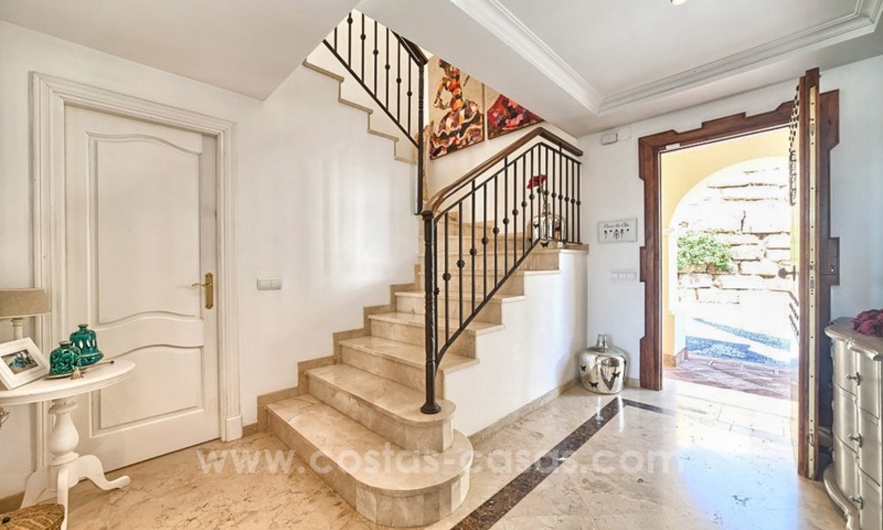 Luxe villa te koop met adembenemend zeezicht, boven de Golden Mile te Marbella 18