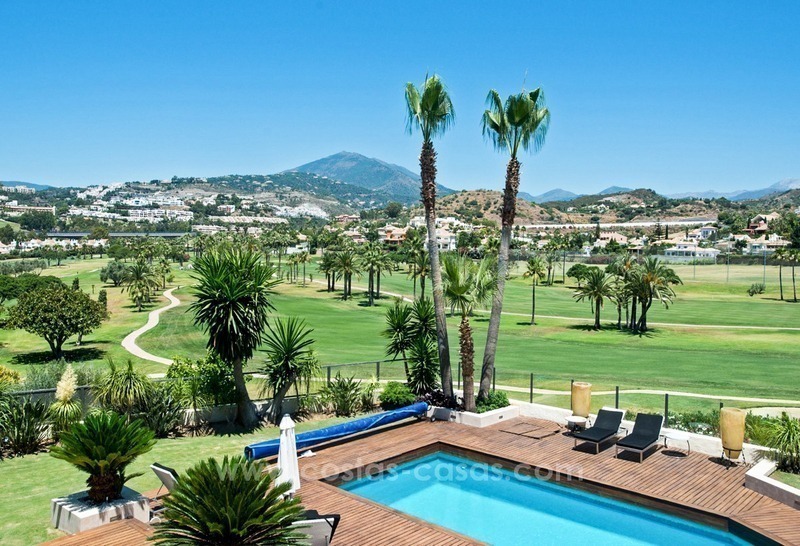 Eigentijdse gerenoveerde eerstelijn golf villa te koop in Nueva Andalucia, Marbella