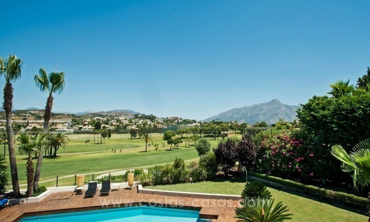 Eigentijdse gerenoveerde eerstelijn golf villa te koop in Nueva Andalucia, Marbella 1