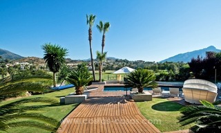 Eigentijdse gerenoveerde eerstelijn golf villa te koop in Nueva Andalucia, Marbella 3