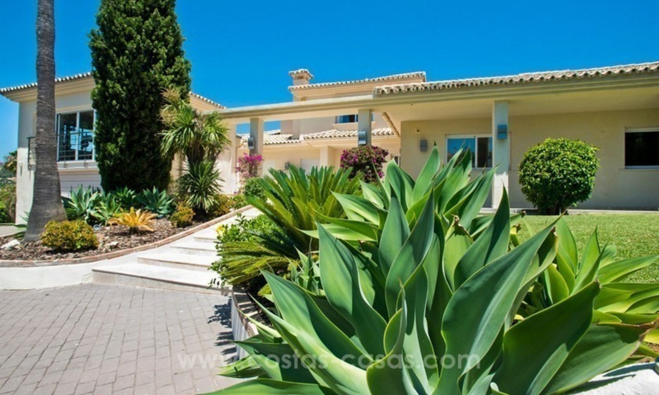 Eigentijdse gerenoveerde eerstelijn golf villa te koop in Nueva Andalucia, Marbella 5