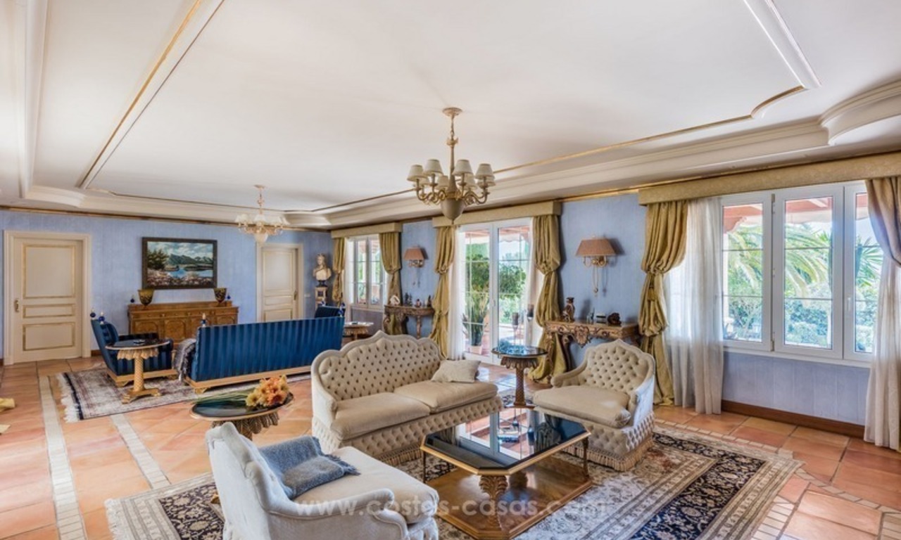 Te koop in Sierra Blanca, Golden Mile, Marbella: Elegante luxe villa in traditionele stijl 8
