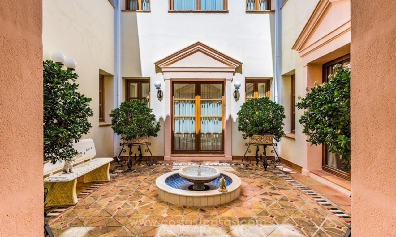 Te koop in Sierra Blanca, Golden Mile, Marbella: Elegante luxe villa in traditionele stijl 6