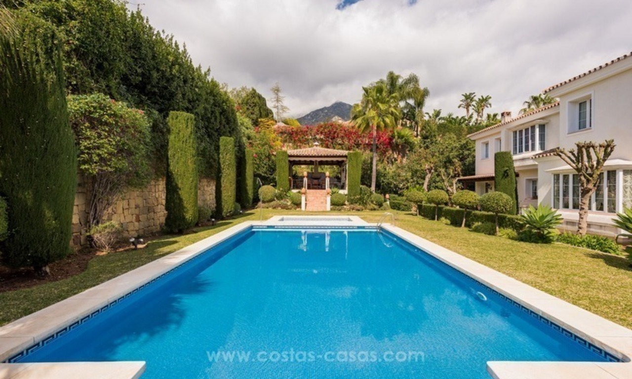 Te koop in Sierra Blanca, Golden Mile, Marbella: Elegante luxe villa in traditionele stijl 1