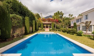 Te koop in Sierra Blanca, Golden Mile, Marbella: Elegante luxe villa in traditionele stijl 1