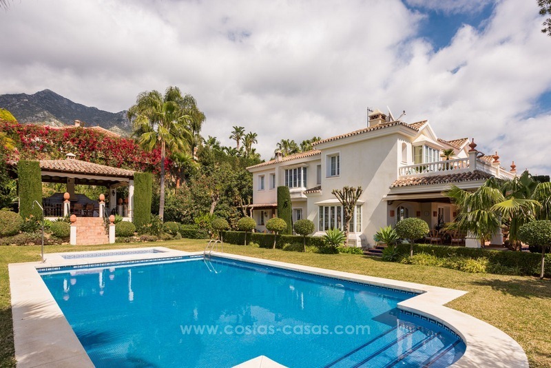 Te koop in Sierra Blanca, Golden Mile, Marbella: Elegante luxe villa in traditionele stijl