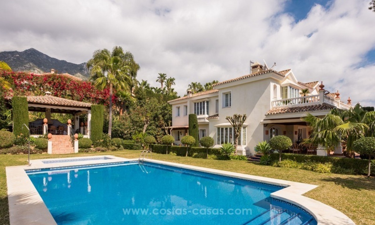 Te koop in Sierra Blanca, Golden Mile, Marbella: Elegante luxe villa in traditionele stijl 0