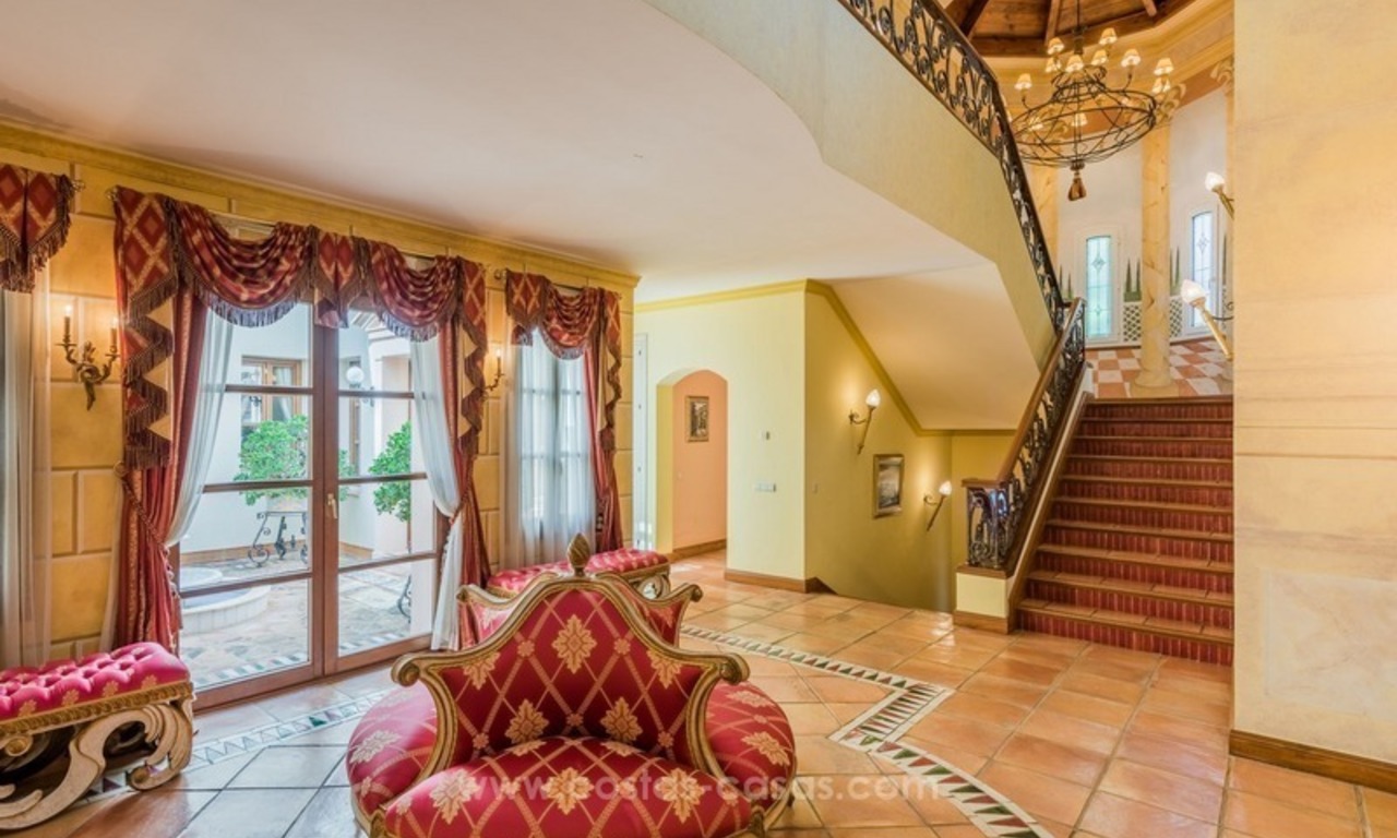 Te koop in Sierra Blanca, Golden Mile, Marbella: Elegante luxe villa in traditionele stijl 7