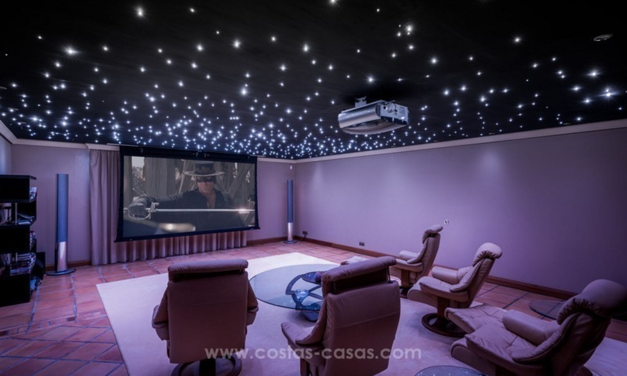 Te koop in Sierra Blanca, Golden Mile, Marbella: Elegante luxe villa in traditionele stijl 16