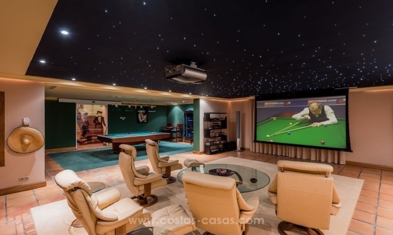 Te koop in Sierra Blanca, Golden Mile, Marbella: Elegante luxe villa in traditionele stijl 18