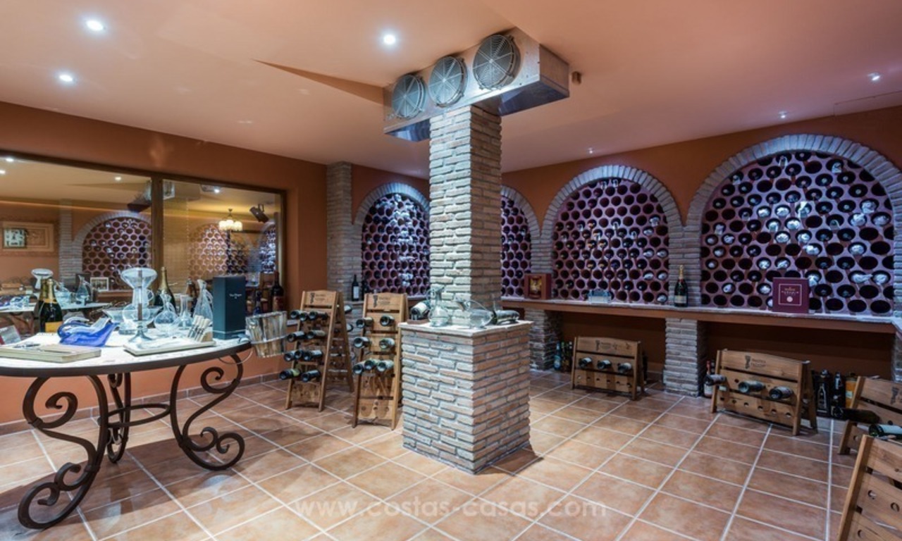 Te koop in Sierra Blanca, Golden Mile, Marbella: Elegante luxe villa in traditionele stijl 19