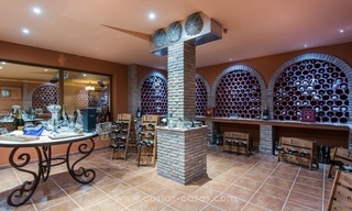 Te koop in Sierra Blanca, Golden Mile, Marbella: Elegante luxe villa in traditionele stijl 19