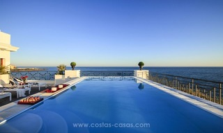 Estepona te koop: Beachfont luxe appartementen, Estepona, Costa del Sol 1