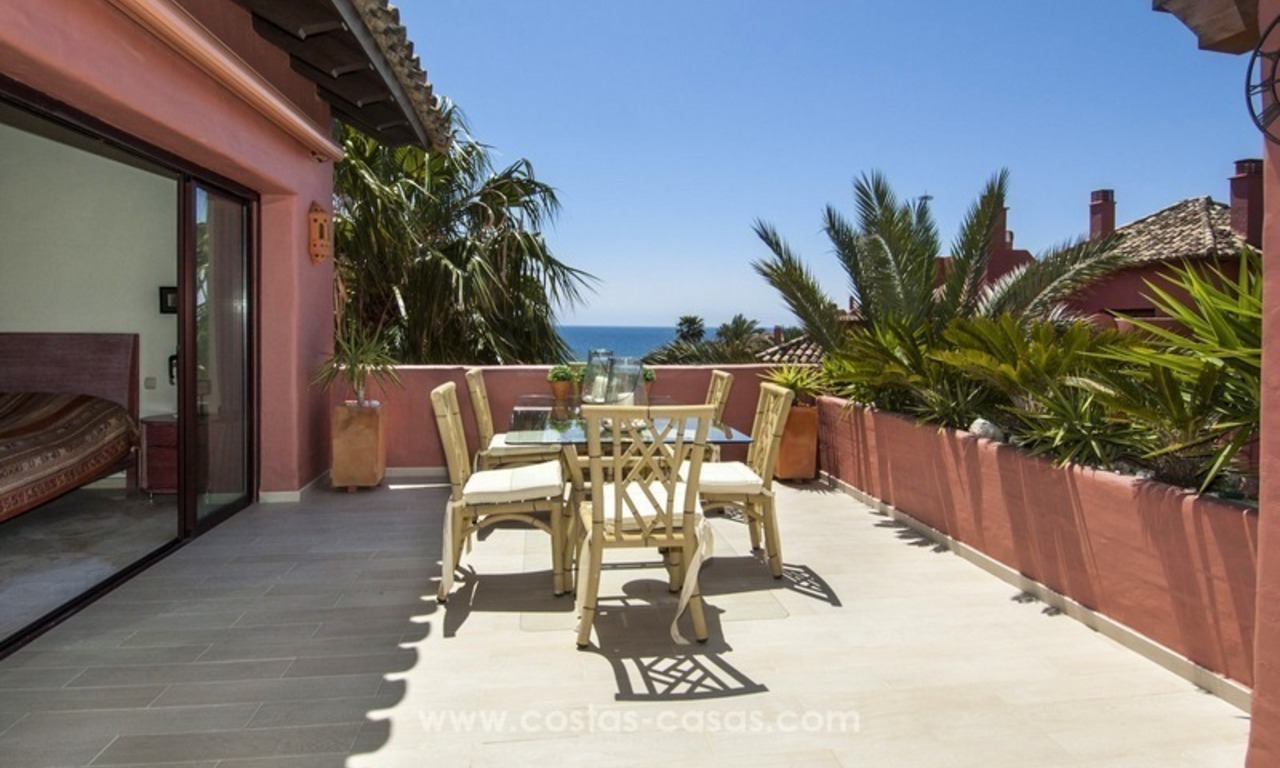 Luxe eerstelijnstrand penthouse appartement te koop op de New Golden Mile tussen Marbella en Estepona 10