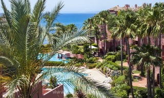 Luxe eerstelijnstrand penthouse appartement te koop op de New Golden Mile tussen Marbella en Estepona 0