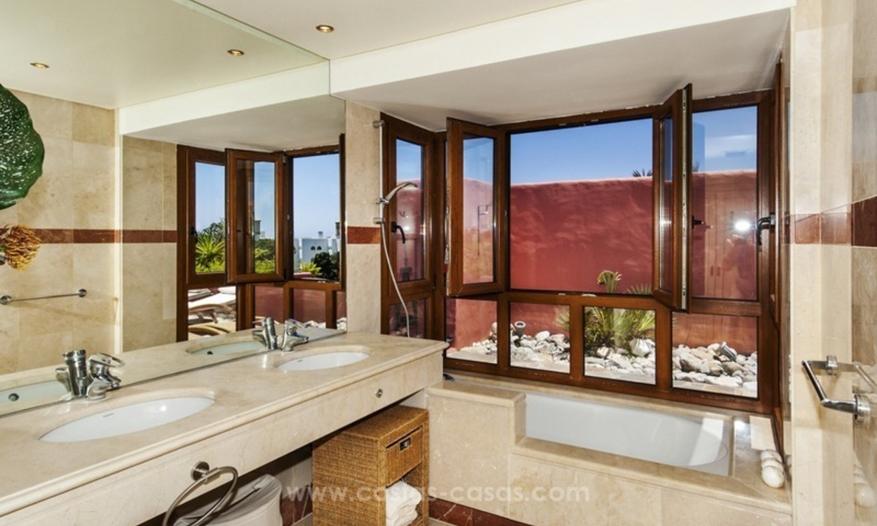 Luxe eerstelijnstrand penthouse appartement te koop op de New Golden Mile tussen Marbella en Estepona 32
