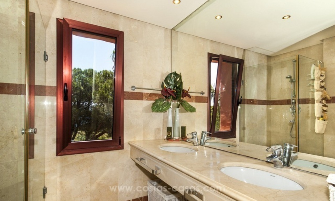 Luxe eerstelijnstrand penthouse appartement te koop op de New Golden Mile tussen Marbella en Estepona 34