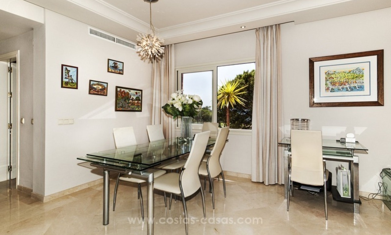 Luxe eerstelijnstrand penthouse appartement te koop op de New Golden Mile tussen Marbella en Estepona 37