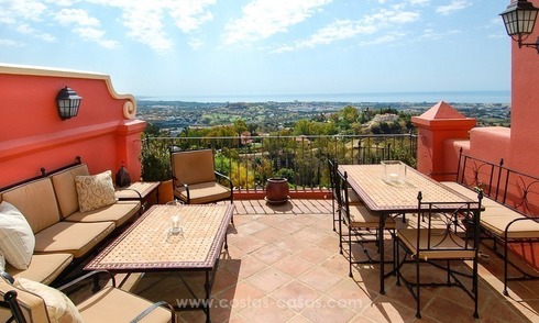 Te koop in Marbella – Benahavis: Penthouse Appartement met 3 slaapkamers en panoramisch zeezicht 