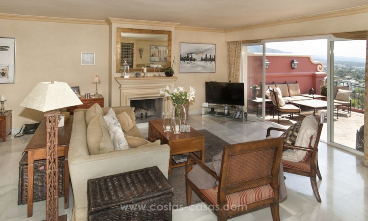Te koop in Marbella – Benahavis: Penthouse Appartement met 3 slaapkamers en panoramisch zeezicht 9