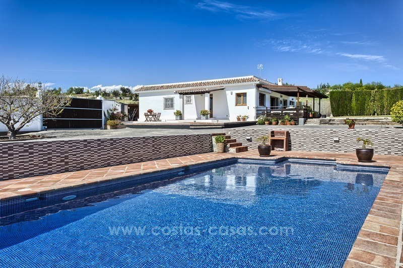 Stijlvol gerenoveerde villa – finca te koop in Estepona, Costa del Sol