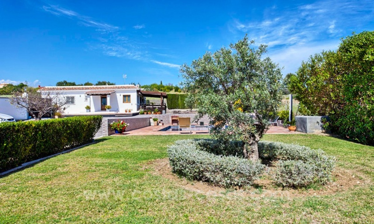 Stijlvol gerenoveerde villa – finca te koop in Estepona, Costa del Sol 4