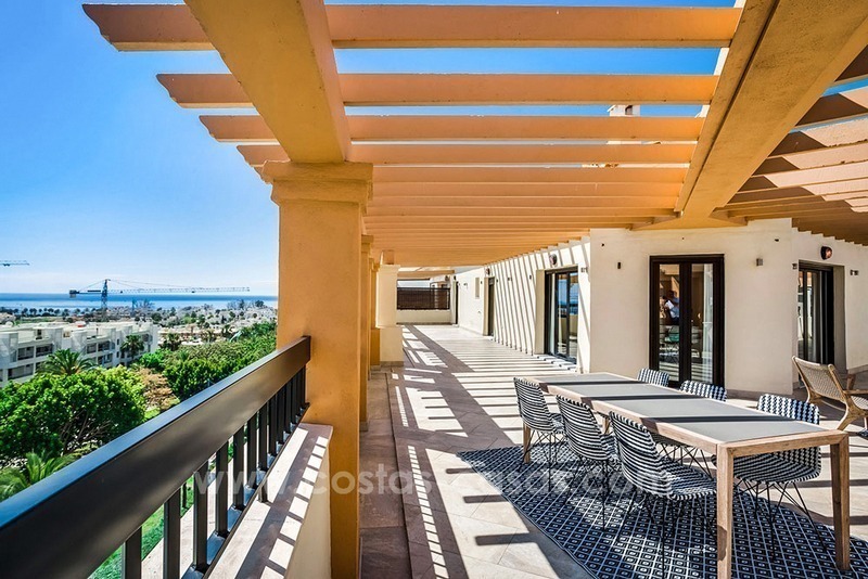 Ruim hoek penthouse te koop met zee- en bergzicht in San Pedro Marbella