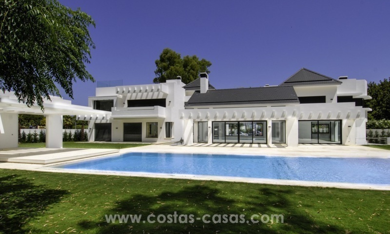 Nieuwe en moderne villa te koop nabij het strand in Marbella 0