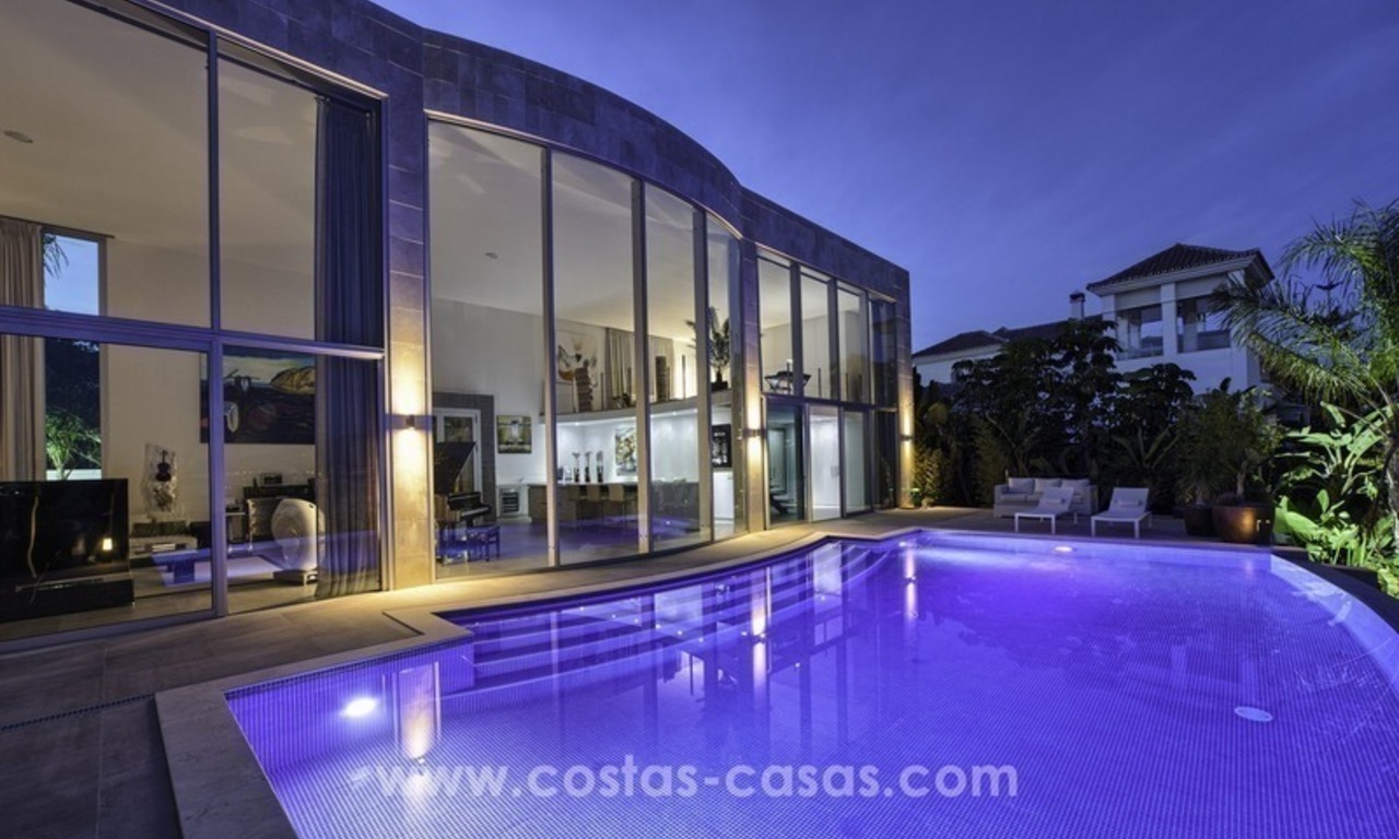 Moderne villa te koop in Nueva Andalucia met prachtig uitzicht in Marbella 0