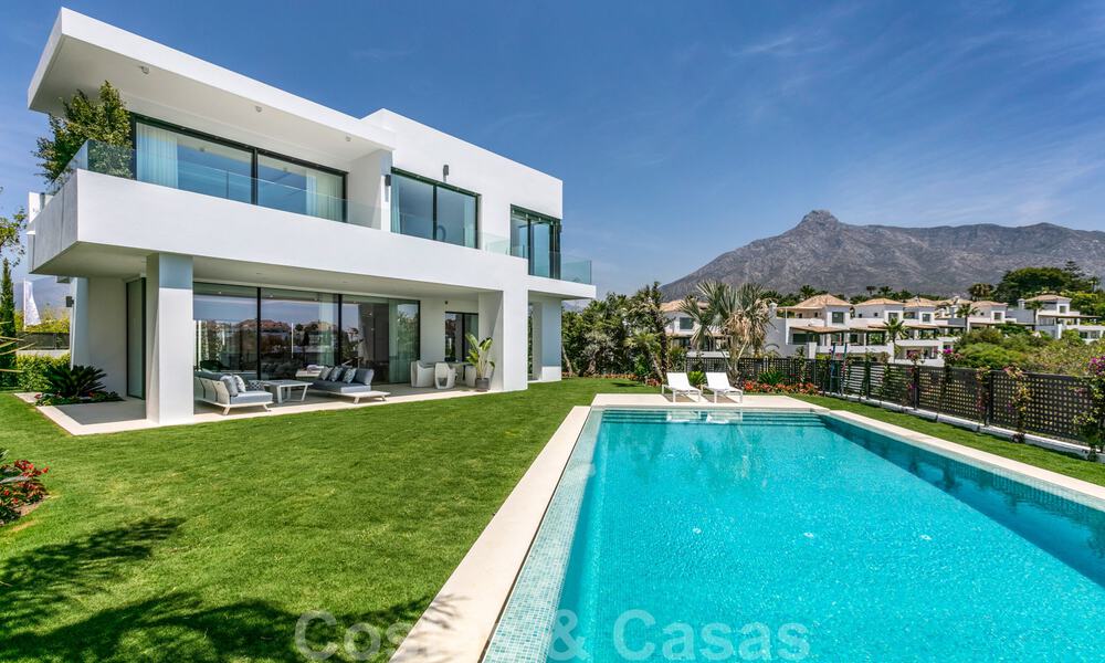 VERKOCHT. Opportuniteit! Laatste villa! Nieuwe moderne villa te koop aan de Golden Mile in Marbella. In een gated en beveiligd complex. Hoge korting! 30187