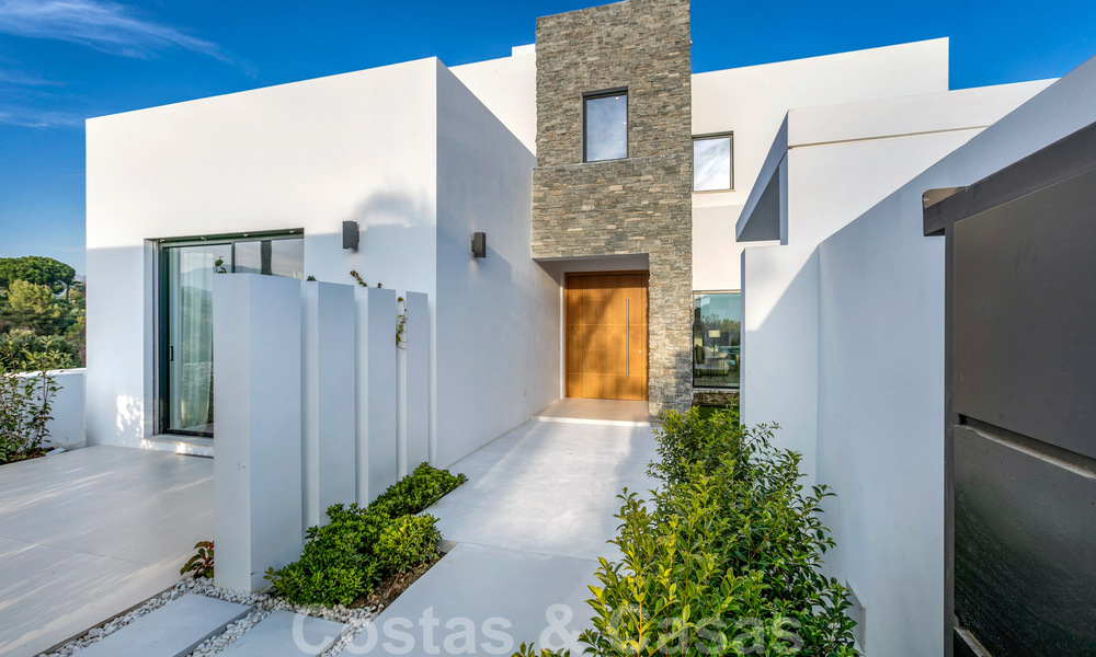 VERKOCHT. Opportuniteit! Laatste villa! Nieuwe moderne villa te koop aan de Golden Mile in Marbella. In een gated en beveiligd complex. Hoge korting! 30190