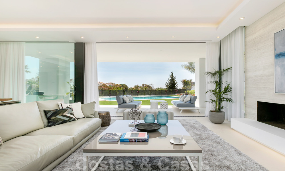 VERKOCHT. Opportuniteit! Laatste villa! Nieuwe moderne villa te koop aan de Golden Mile in Marbella. In een gated en beveiligd complex. Hoge korting! 30216