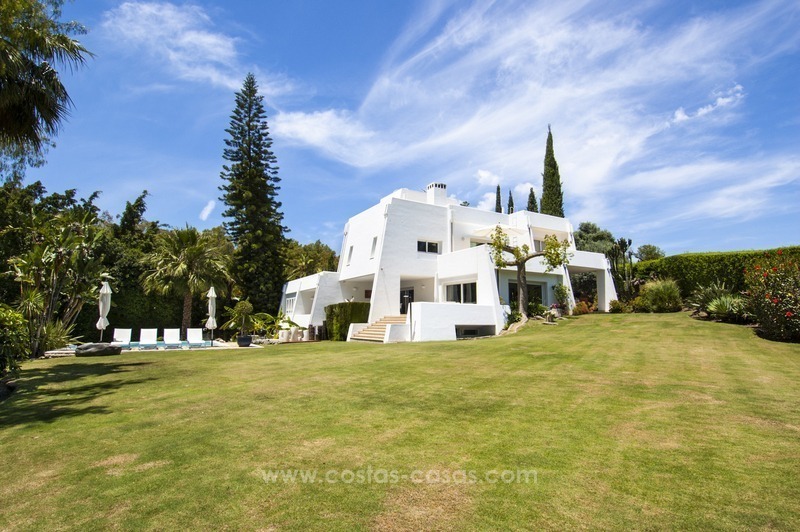 Eerstelijn golf design villa te koop in Nueva Andalucia, Marbella