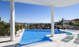 Moderne villa te koop met prachtig zeezicht op een golfresort in een chique wijk van Nueva Andalucía, Marbella 0
