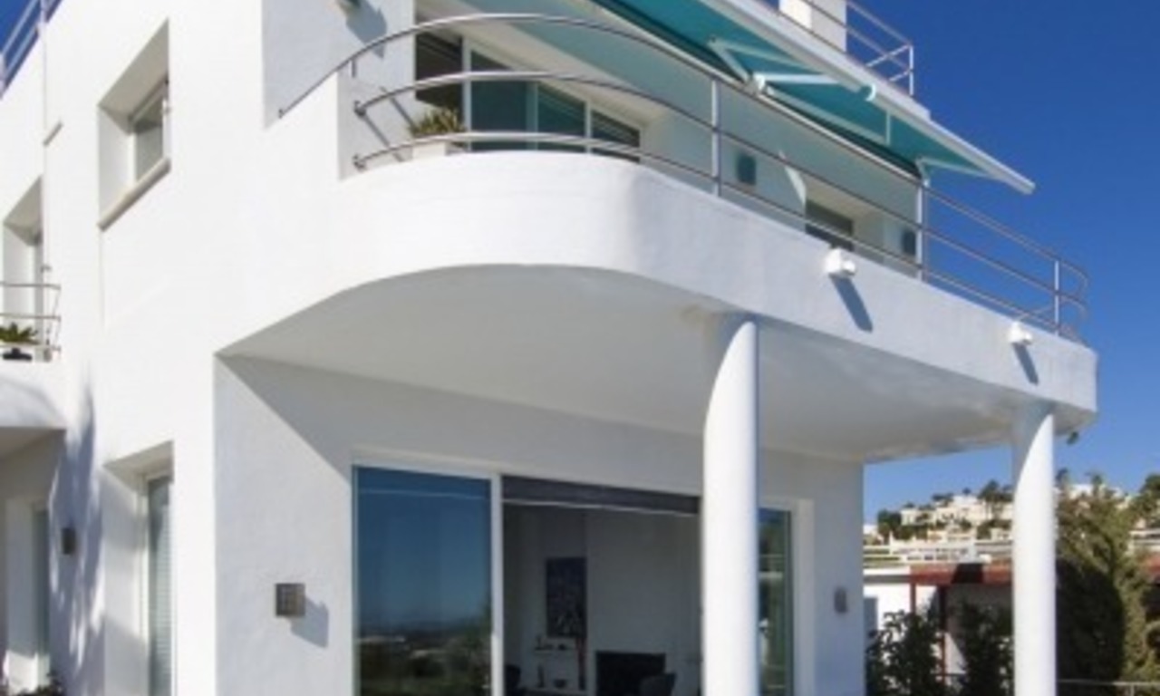 Moderne villa te koop met prachtig zeezicht op een golfresort in een chique wijk van Nueva Andalucía, Marbella 2