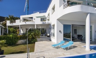 Moderne villa te koop met prachtig zeezicht op een golfresort in een chique wijk van Nueva Andalucía, Marbella 4