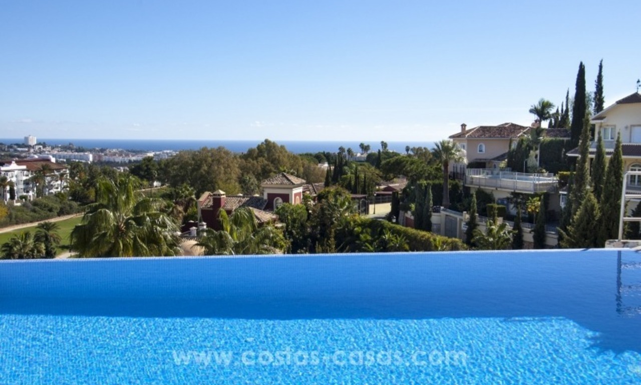 Moderne villa te koop met prachtig zeezicht op een golfresort in een chique wijk van Nueva Andalucía, Marbella 1