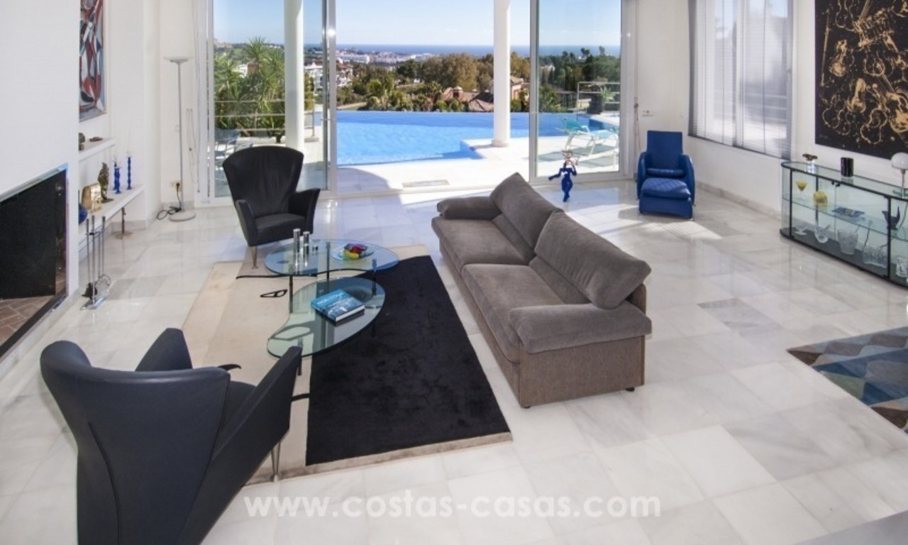 Moderne villa te koop met prachtig zeezicht op een golfresort in een chique wijk van Nueva Andalucía, Marbella 12