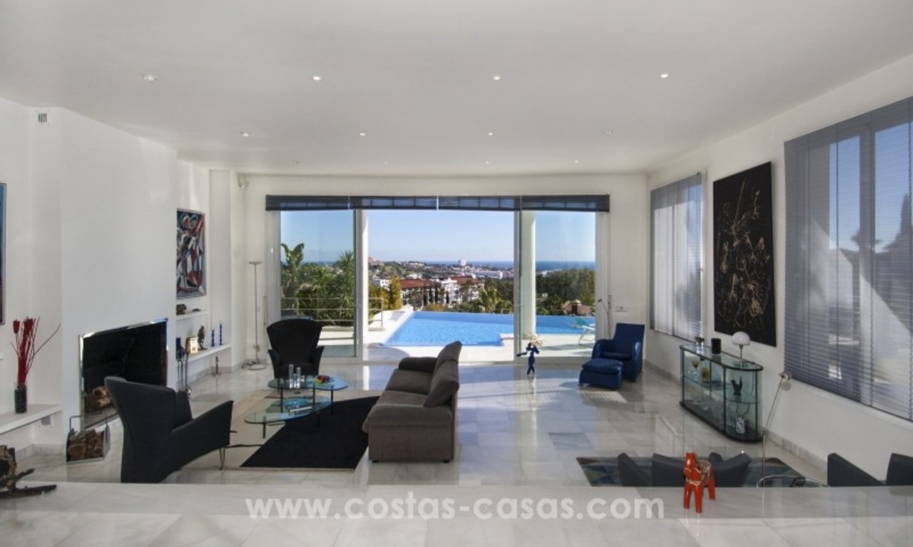 Moderne villa te koop met prachtig zeezicht op een golfresort in een chique wijk van Nueva Andalucía, Marbella 13