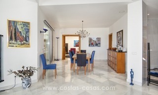 Moderne villa te koop met prachtig zeezicht op een golfresort in een chique wijk van Nueva Andalucía, Marbella 15