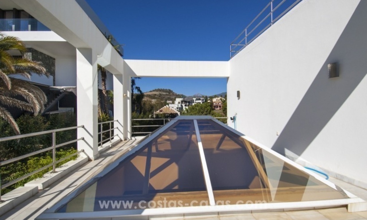Moderne villa te koop met prachtig zeezicht op een golfresort in een chique wijk van Nueva Andalucía, Marbella 25