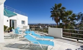 Moderne villa te koop met prachtig zeezicht op een golfresort in een chique wijk van Nueva Andalucía, Marbella 24